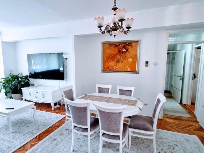 Turquoise Sunny Apartment