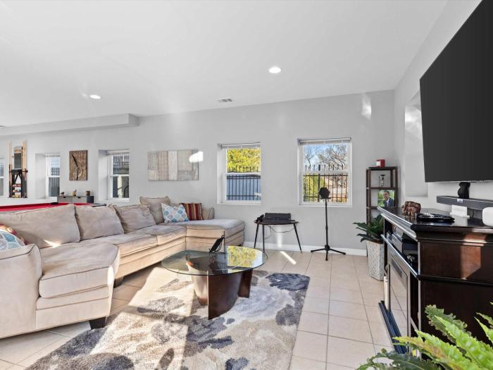 Sunny City Accommodations - Close to METRO and UMD