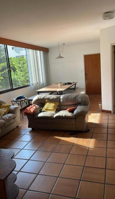 Apê 3 Quartos Praia da Enseada - 2 qds da Praia