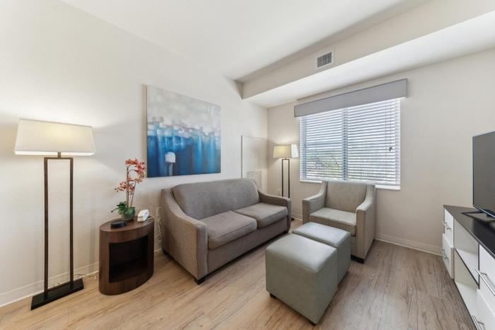 Chic 1 Bedroom I Pool I Gym!