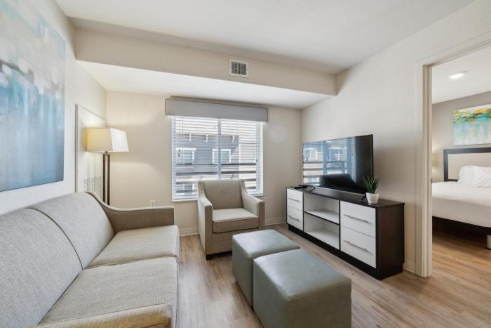 Pool I Parking I Gym I Properties By Preston