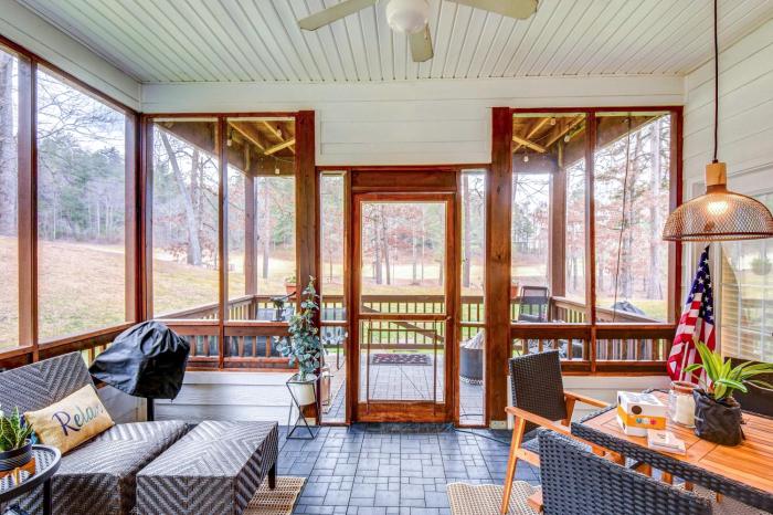 Modern Condo and Golf Course View, Near Hiking!