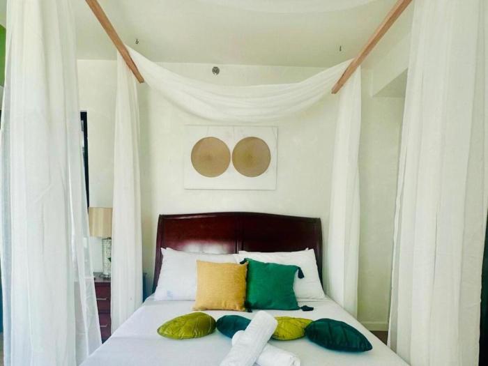 Walk to Abreeza Mall, High Floor, 1 Bedroom, Balcony with View, Parking, WiFi, Netflix, Kitchen, Washer - T1-2518