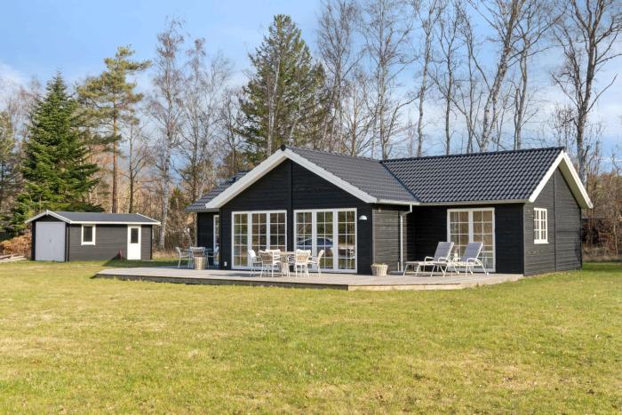 Modern Holiday Home With Large Garden Near Beach