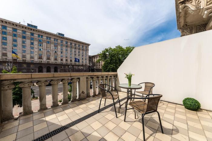 Двохкімнатна з терасою Хрещатик 21