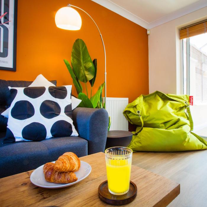 Comfy 3BR City Home - Near Deansgate - Perfect for Work, Leisure & Stadium Visits with Parking