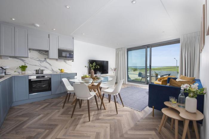 Porth Beach Apartment - Sea Views - Free Parking - Free Wi-Fi