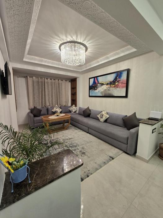 Chic 2BR Apt - Walk to Beach