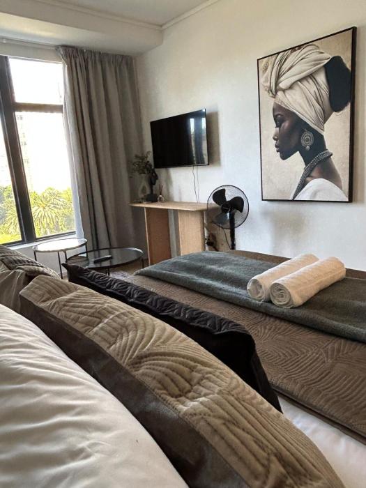 Stylish Studio with City Views & Pool at Zeeland Pier