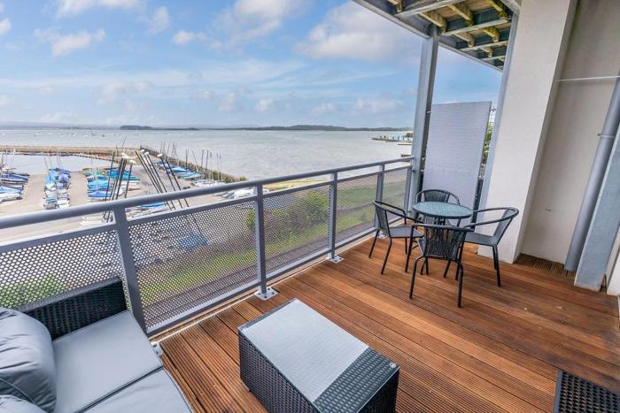 Ocean Breeze - Stunning Harbour Views from Private Balcony