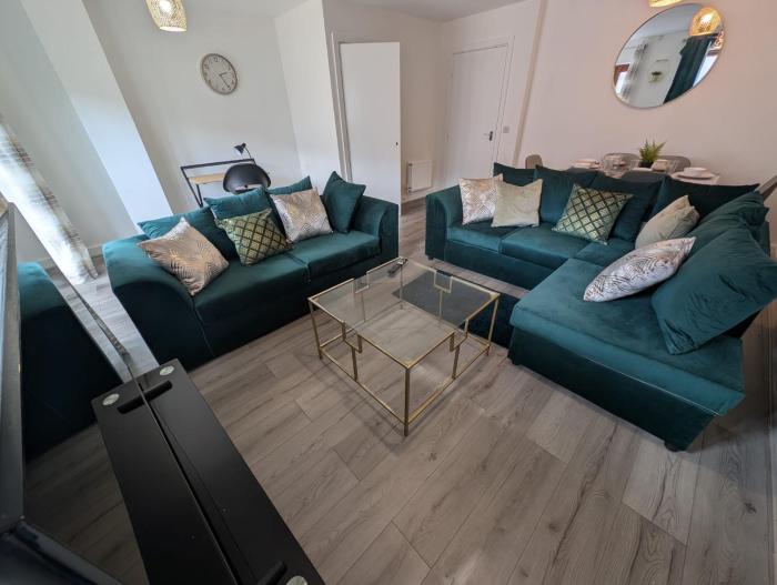 Spacious Large 4 Bed Contractor