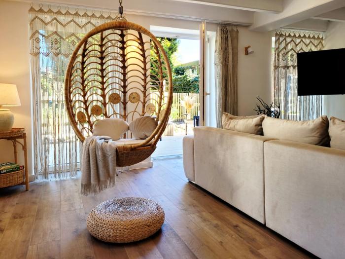 Moderne Lounge-Ferienwohnung mit Terrasse, Strandkorb, Parkplatz - 50 Meter zum Strand