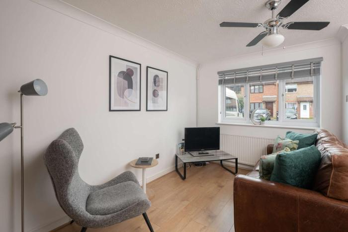 Comfortable 2 Bedroom Home with Parking in Taunton