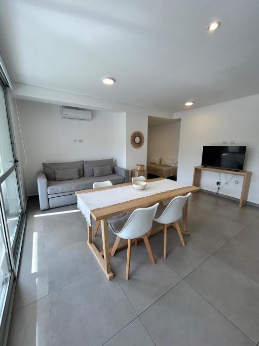 Edificio Cerezo 77 by D&G