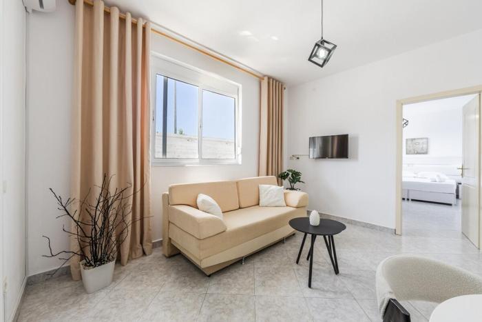 Modern Home with Wifi and Beach Access Golem by PikHost