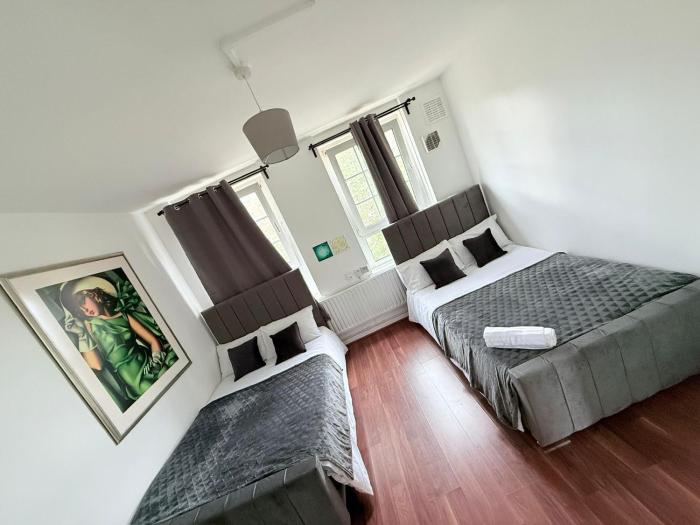 Shadwell chic stay- twin private room with shared bathroom for 4 people , 3 minutes to station, near central London