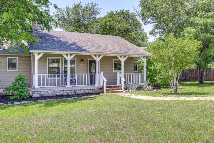 3 Mi to Boerne Lake Getaway with Deck and Yard!