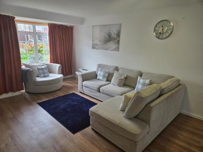 4-Bedroom Retreat in Staines with Private Garden & Easy Parking