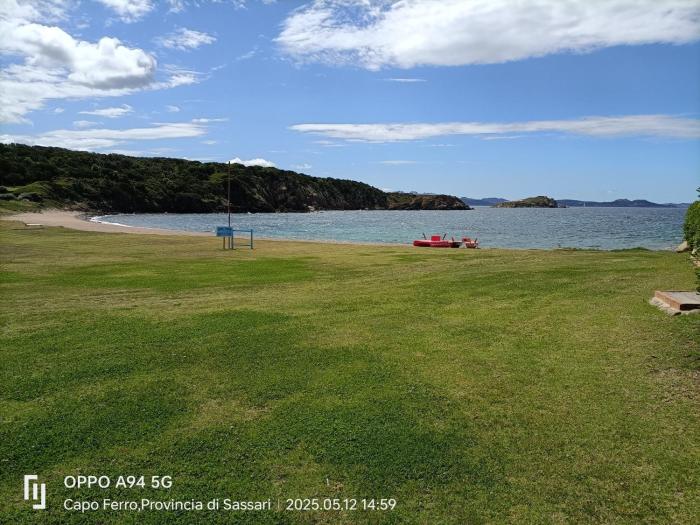 Porto Cervo località Cala del Faro. Affitto bilocale con portico e giardino.