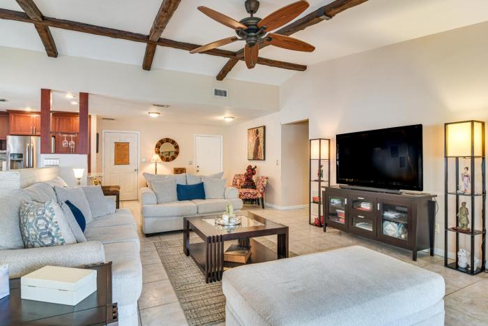 Outdoor Oasis Spacious Stay in Clearwater!