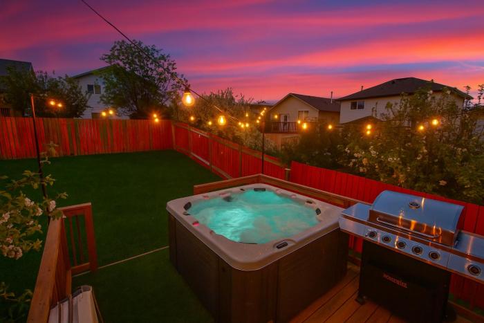 Spa Oasis Home - Hot Tub - King Bed - AC - BBQ - Garage!