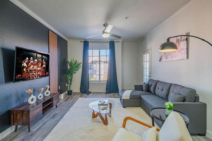 Elegant 1BD King Bed, Pool, Hot Tub, Gym, Parking