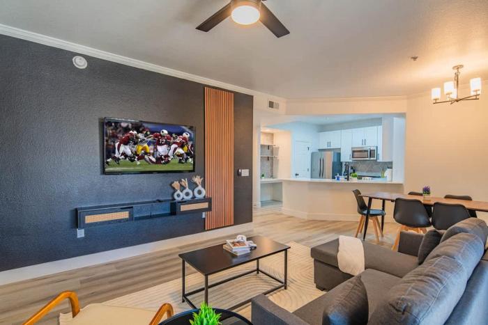 Relaxed 2BD King Bed Pool, Hot Tub, Gym, Parking