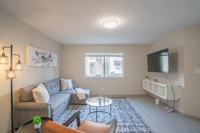 Stylish 2BD - Parking, Gym, Pool - Sleep 8 - 5 Min Casino