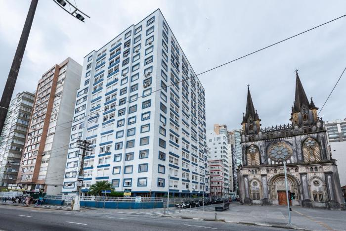 Frente a praia do Embaré ao lado da Basílica