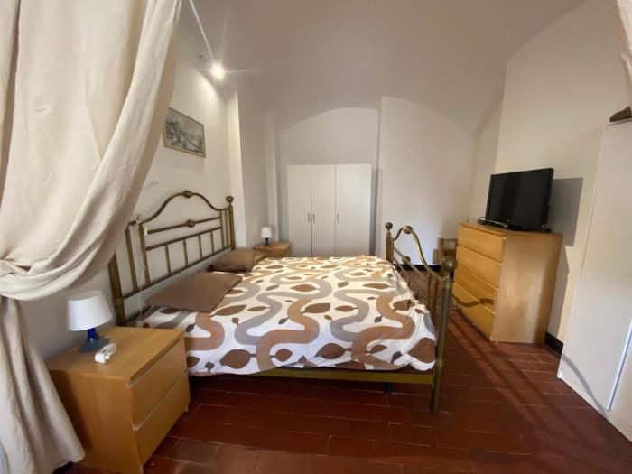 Casa nel borgo, posto auto, un passo dal mare