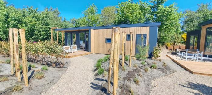 Beachvibe huisje met zandtuin vlakbij zee VP091