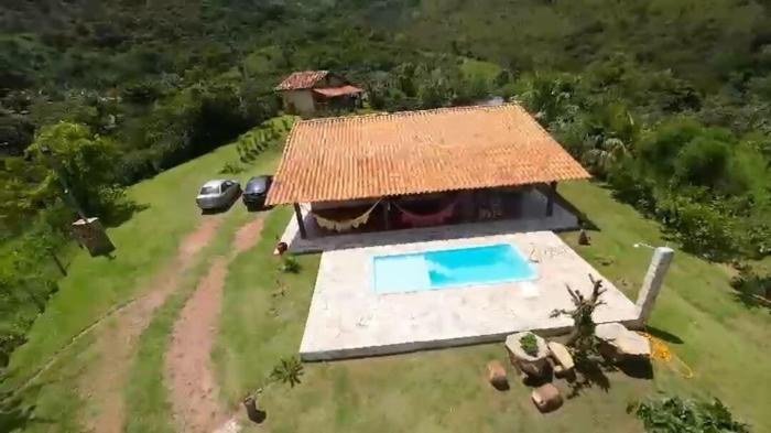 Casa junto as montanhas