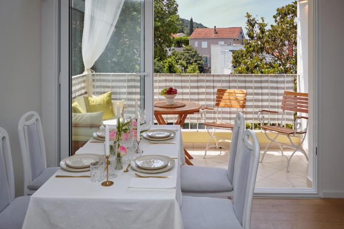 Johnnys place with free parking & balcony