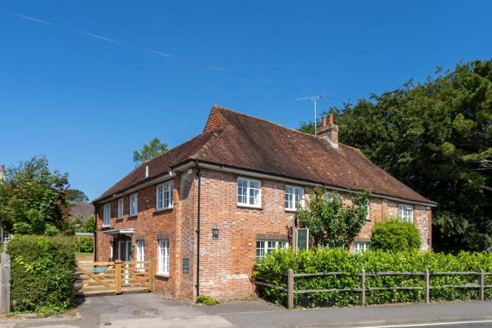 Beautiful 3 bedroom cottage close to Goodwood !