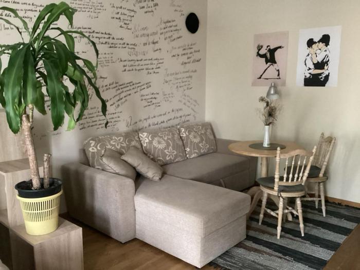 Hygge Home - Stylish Artistic Apartment with Free weekend parking