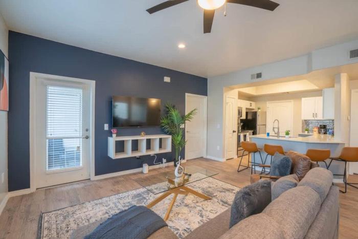 Chic 2BD - Midtown - Gym, Pool, W-D, Parking - Sleeps 8