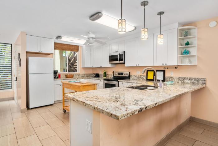 Big Island Keauhou Surf & Racquet 4-103 by Coldwell Banker Island Vacations