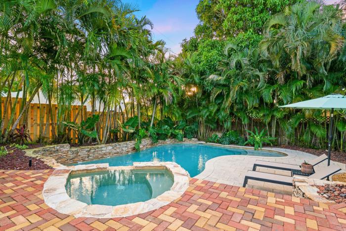 Stylish Pool Retreat Guest House Near Beach