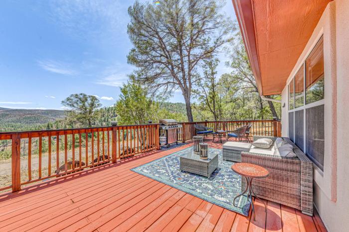 Charming Ruidoso House w Deck & Mountain Views!
