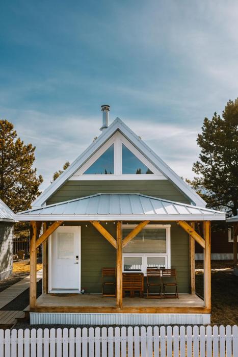 Baldy- Modern tiny home in historic Nordegg