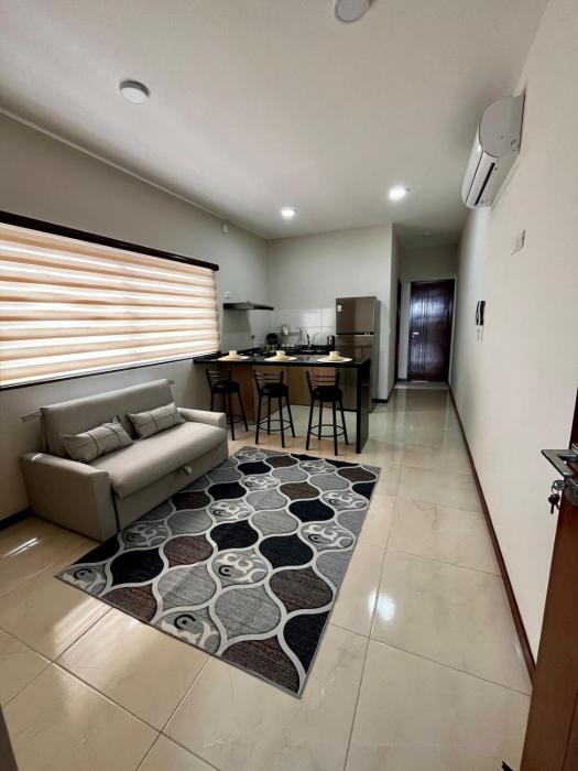 Departamento en el piso 13 para parejas más sofá cama, balcón privado con vista al centro de la ciudad, piscina en la terraza en el piso 17 y con parqueo privado