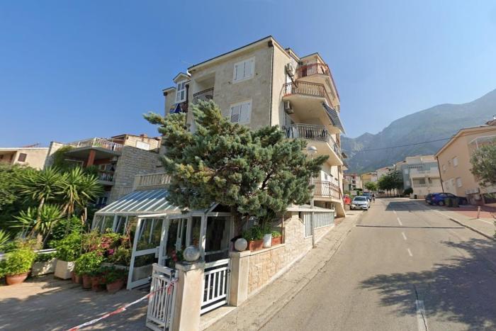 Apartments with WiFi Makarska - 24438