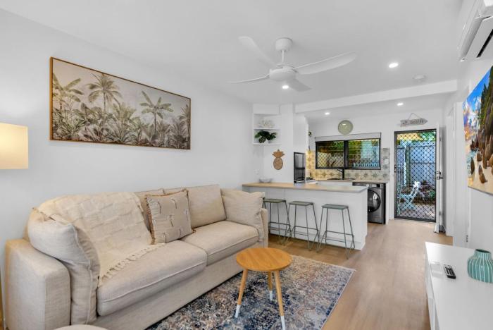 Belle Escapes Palm Rose