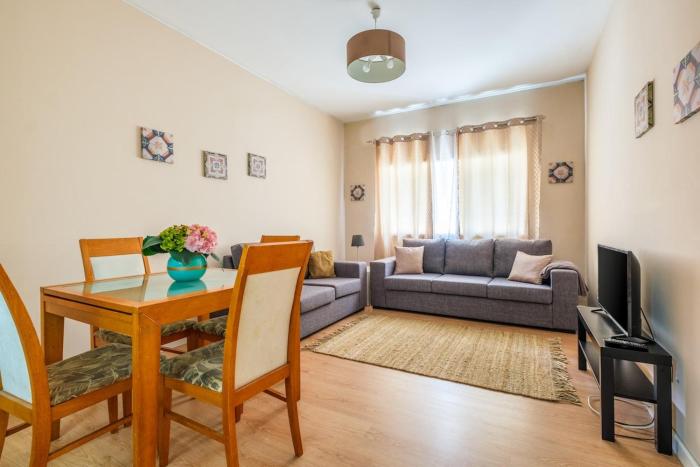 Spacious 3 BRs Apartment, steps to Joaos station