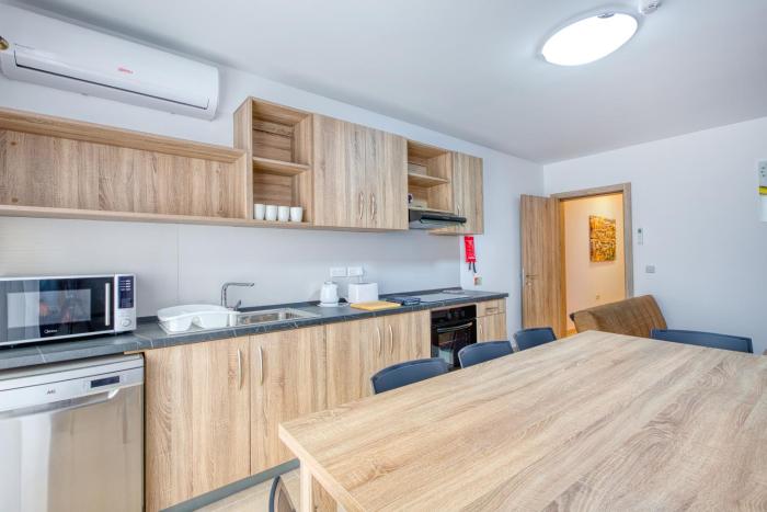 New! Spacious 4-Bedroom Duplex apartment by SF Homes