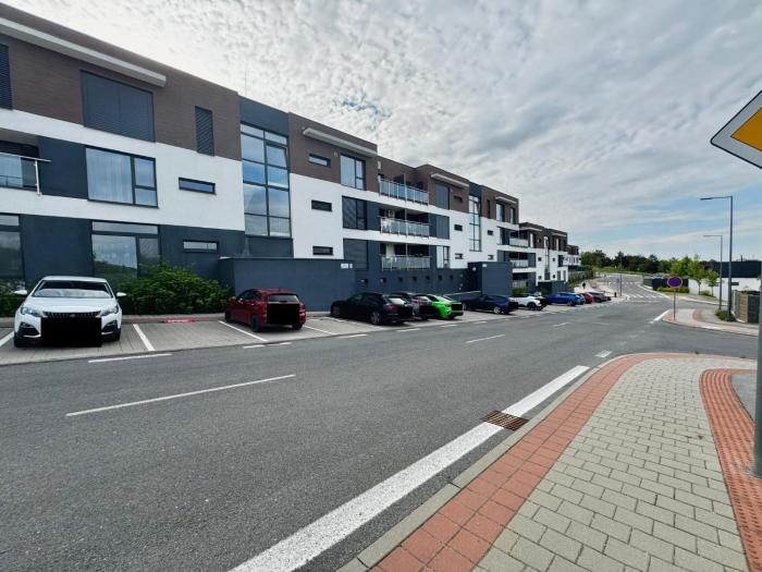 Calm and Modern Flat with Free Parking 10mins on bus to City Centre 1min walk to Bus stop