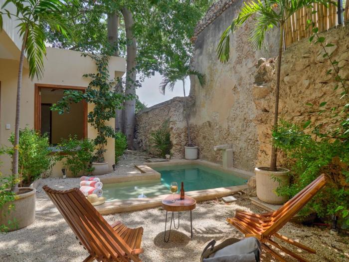 Colonial Charm, City Center, 2 BR- 10min walk to Cathedral, Pool, Private House