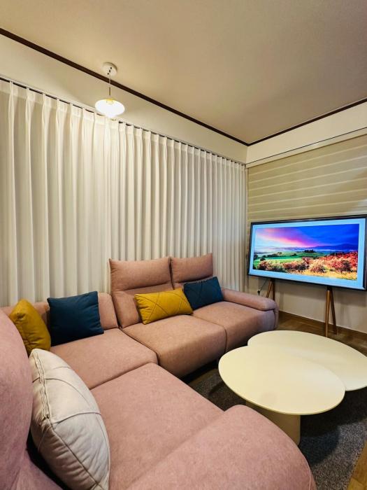 Spring of Mapo 201, 5 minutes on foot from Hongik University Station