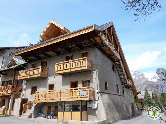 "La bâtisse des prés"