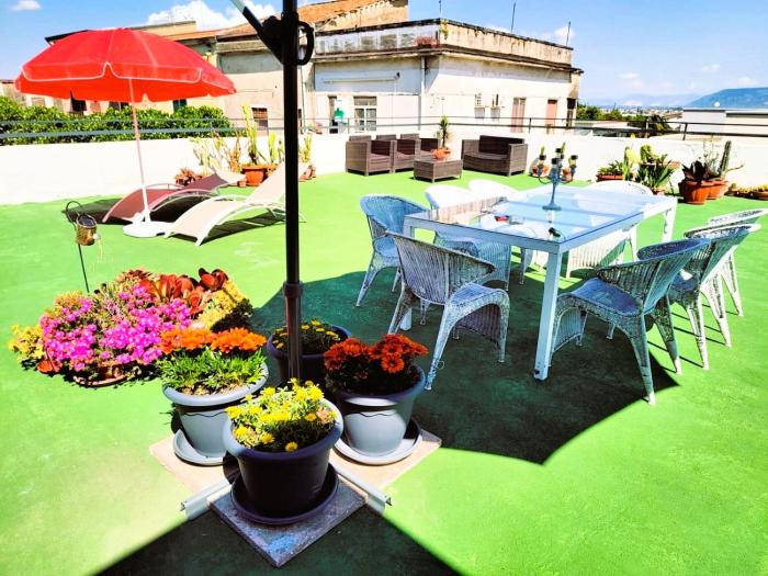 Palazzo Di Donna panoramic terraces and private parking strategic to Amalfi Coast, Pompei, Napoli